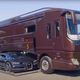 Imagen para el artículo titulado Esta autocaravana de 6,5 millones de euros esconde su propia plaza de garaje con un Bugati Chiron dentro